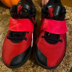 Youth Kyrie Flytraps